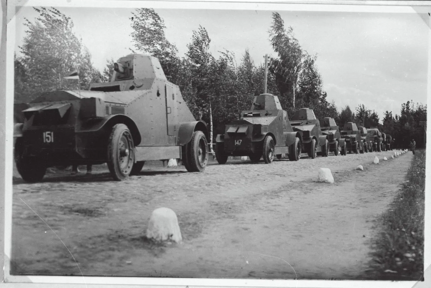 Eestis projekteeritud ja ehitatud soomusautod Arsenal-Crossley ehk M 27/28 rännakul Põhjalaagrisse. Selliseid masinaid ehitati kokku ainult 13 ja nendestki vaid kuue soomusauto tornis paiknes 37 mm Hotchkissi kahur, ülejäänud olid relvastatud 7,7 mm Madseni kuulipildujaga.