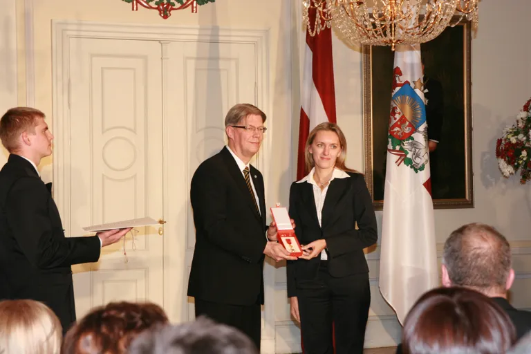 Ieva sai president Valdis Zatlersilt medali Läti NATOga liitumise edendamise eest. Foto: Kanal 2