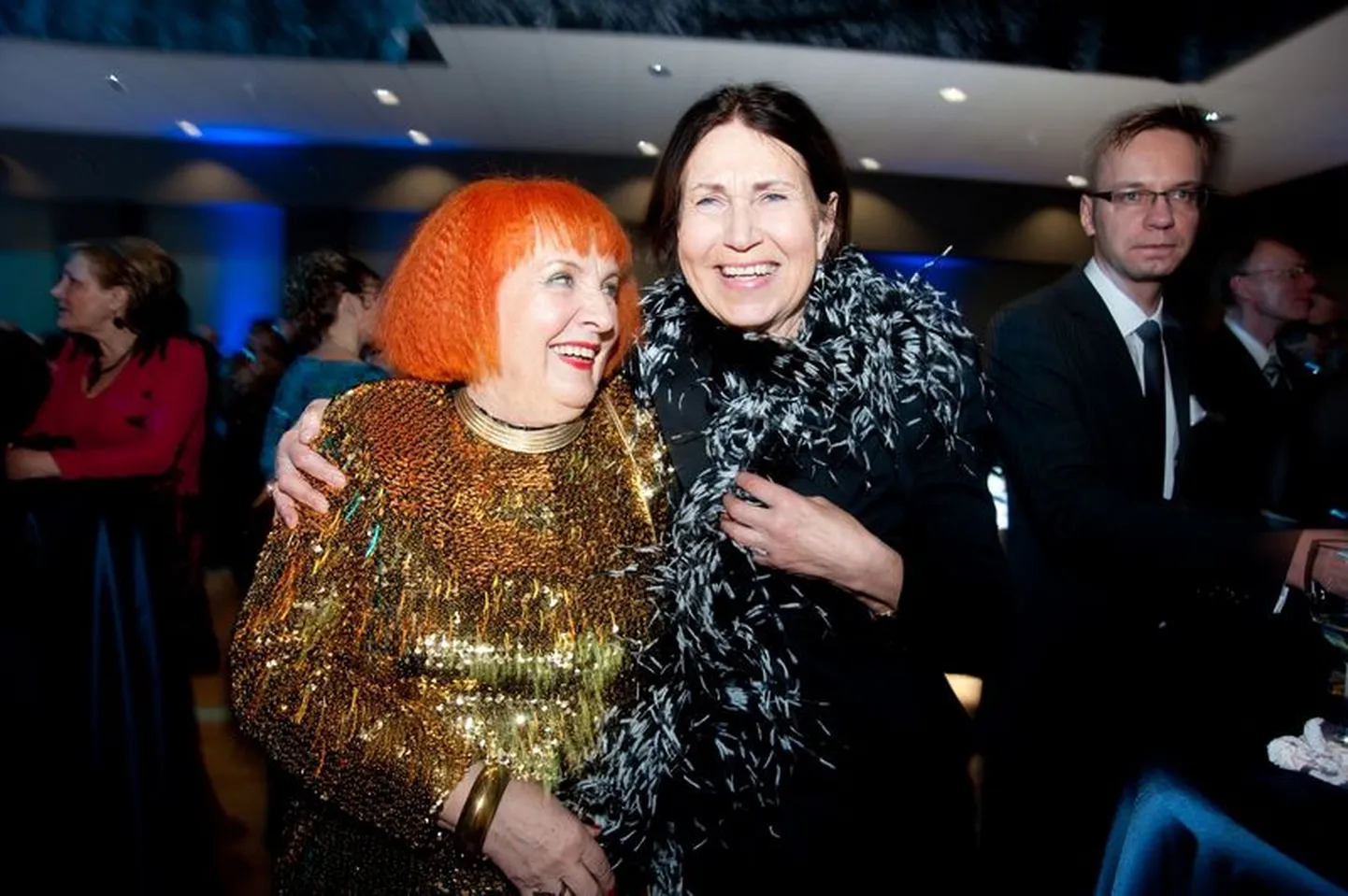 Seltskonnamelu pärast presidendi vastuvõtu ametliku osa lõppu.
Disainer Maile Grünberg rokkis kuldses soomusrüüs