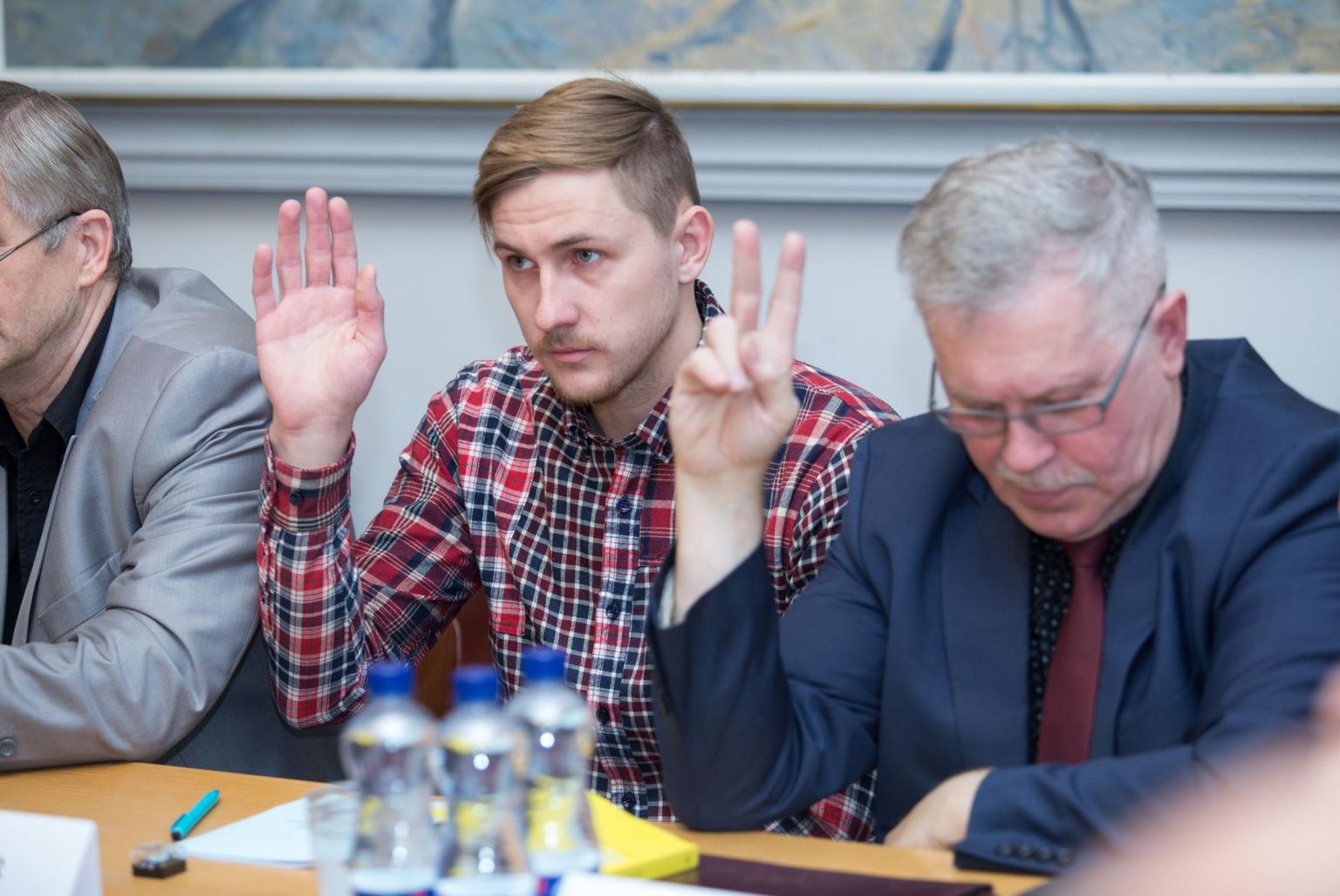 Valter Vaha (keskel) valiti 2017. aasta oktoobris Isamaa nimekirjas Viljandi linnavolikogu liikmeks.