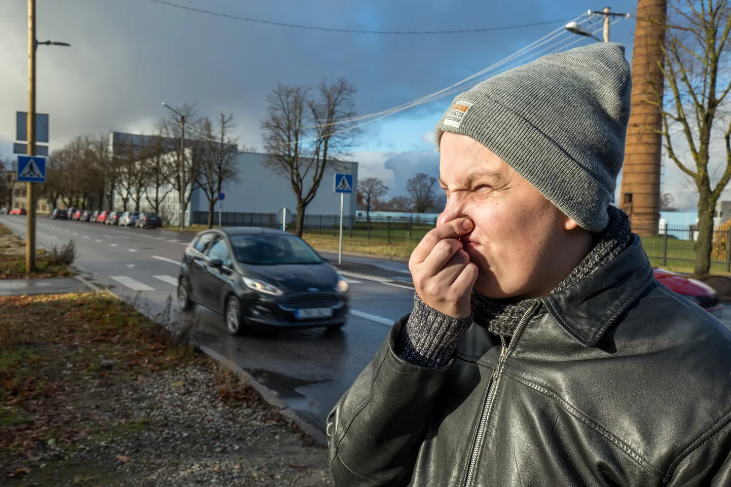 Pärnu Vesi on hakanud tegelema haisuprobleemiga Rääma tänaval. Kahjuks esialgu tööde tegijat hanke käigus ei leitud.