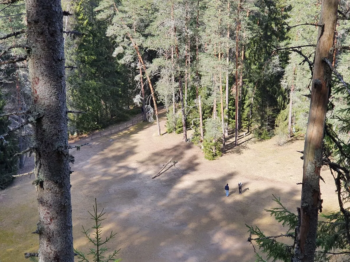 Ka suure platsi peal on näha vaid kaks inimest.