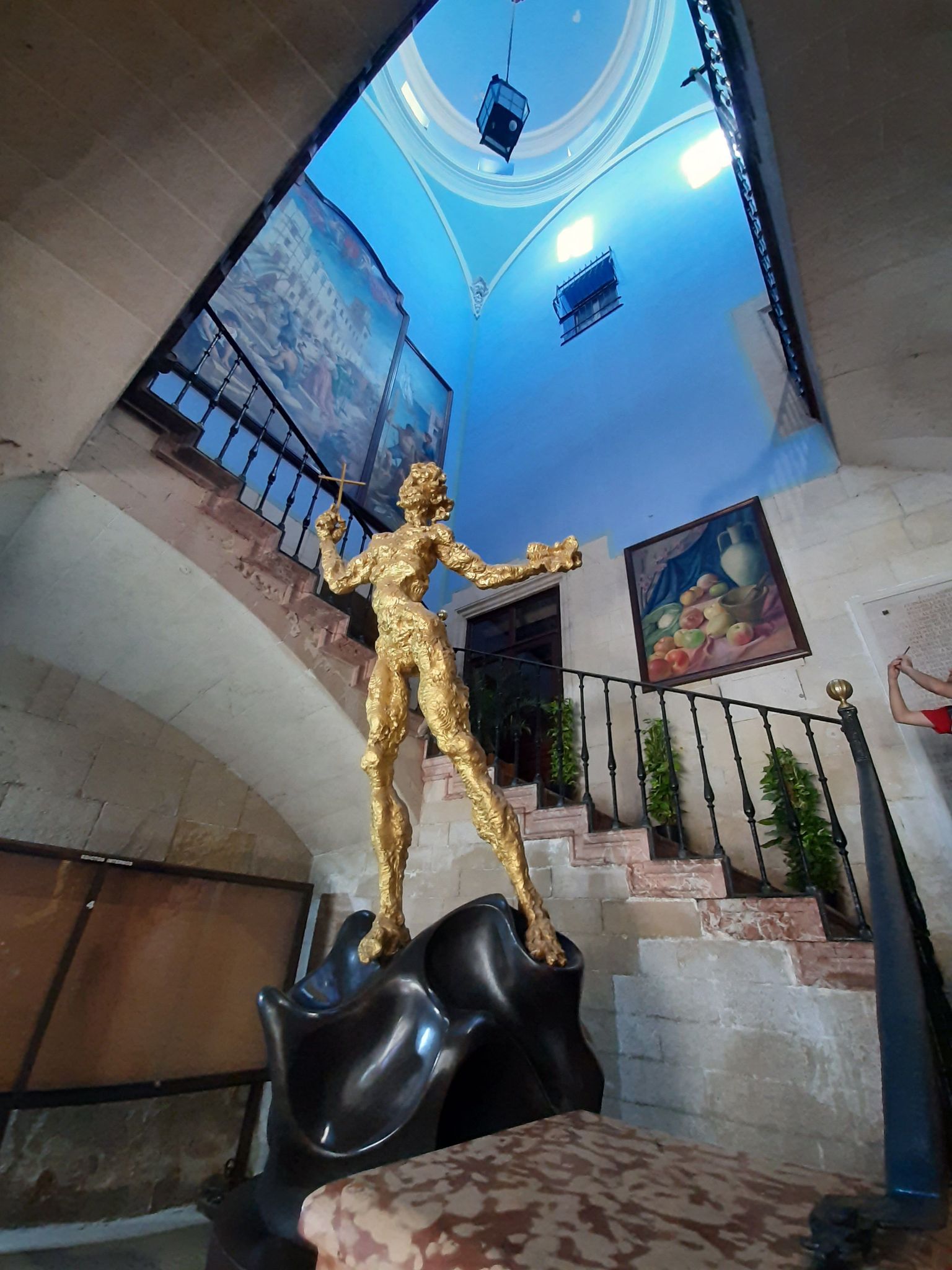 Сальвадор Дали, статуя в ратуше Аликанте