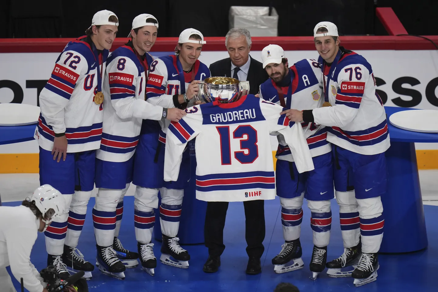USA koondislased hoidmas mullu hukkunud Johnny Gaudreau mängusärki.