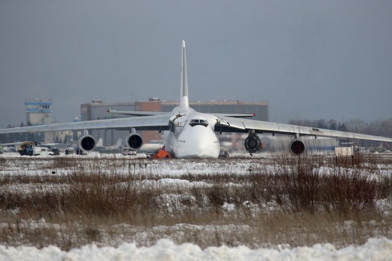 Hädamaandunud Antonov An-124 Ruslan transpordilennuk libises Novosibirski lennuväljal maandumisrajalt välja