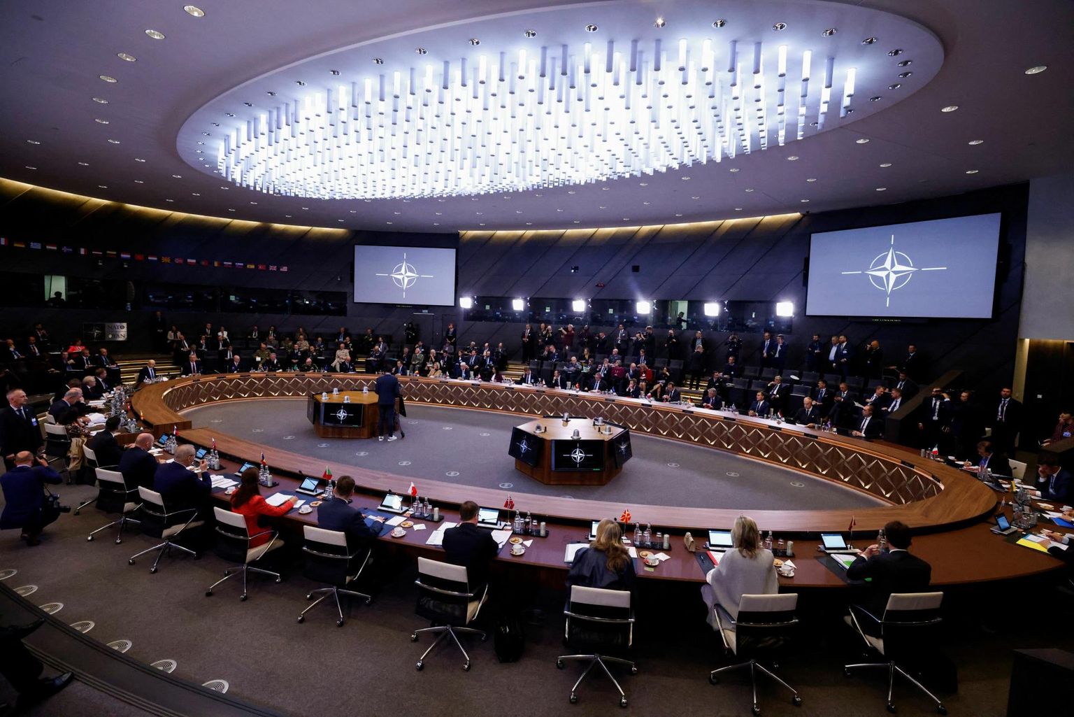 Põhja-Atlandi Nõukogu laud Brüsselis NATO peakorteris, kuhu liitlaste suursaadikud on hädanõupidamisele valmis tulema millal iganes mõni alliansi riik teisi sinna kutsuma peaks. 