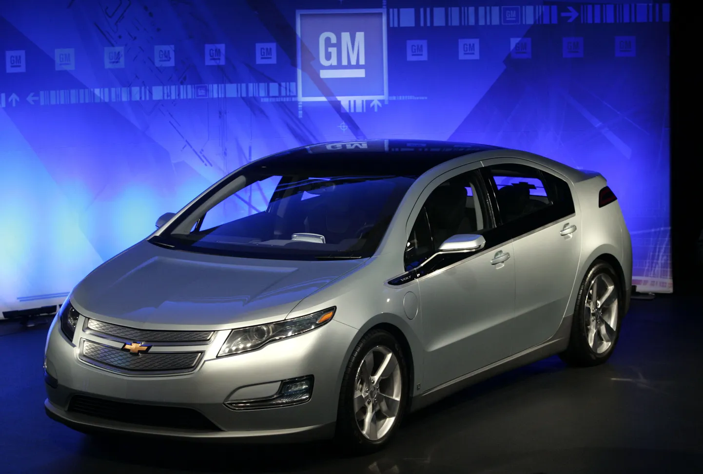 GM представил электрокар Chevrolet Volt 11 августа 2009 года. Фирма надеется восстановить интерес потребителей и выжить благодаря более экономичным машинам.