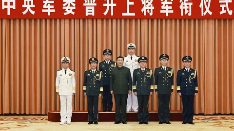 ÜLEVAADE ⟩ Xi puhastus sõjaväe ridades hoiab ametnikud kikivarvul