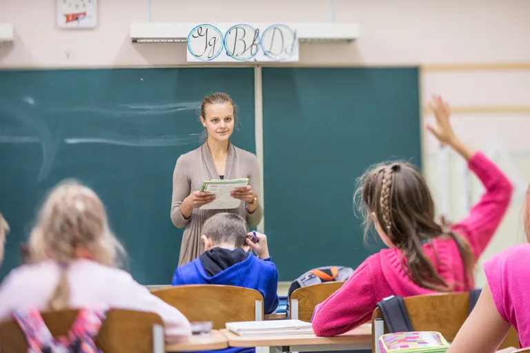 Amanda neljanda klassi eesti keele tunnis. Õpetaja Kristiine Adamsonil jätkub tüdruku kohta vaid kiidusõnu. Foto: Tairo Lutter
