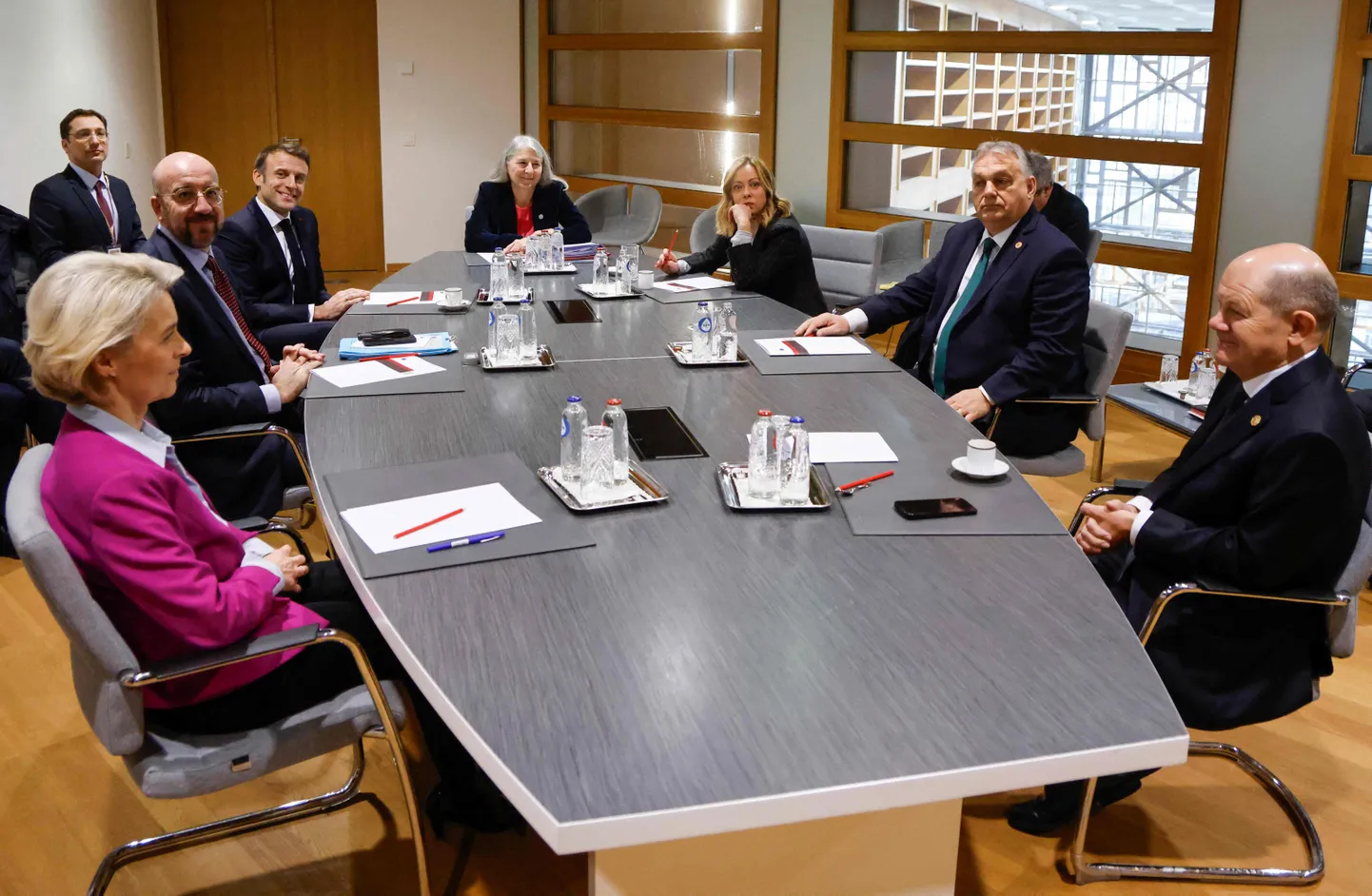 Euroopa liidrid täna Brüsselis ülemkogu eel laua ümber: vasakul pool lauda Euroopa Komisjoni president Ursula von der Leyen, Euroopa Ülemkogu president Charles Michel, Prantsusmaa president Emmanuel Macron ning paremal pool lauda Itaalia peaminister Giorgia Meloni, Ungari valitsusjuht Viktor Orbán ja Saksamaa kantsler Olaf Scholz.