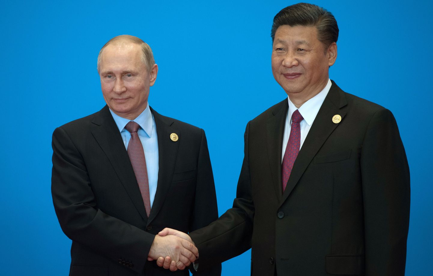 Suured sõbrad. Hiina presidendiga kätt suruv Vladimir Putin oli üks neist, kes saabus Pekingisse Siiditee foorumile.