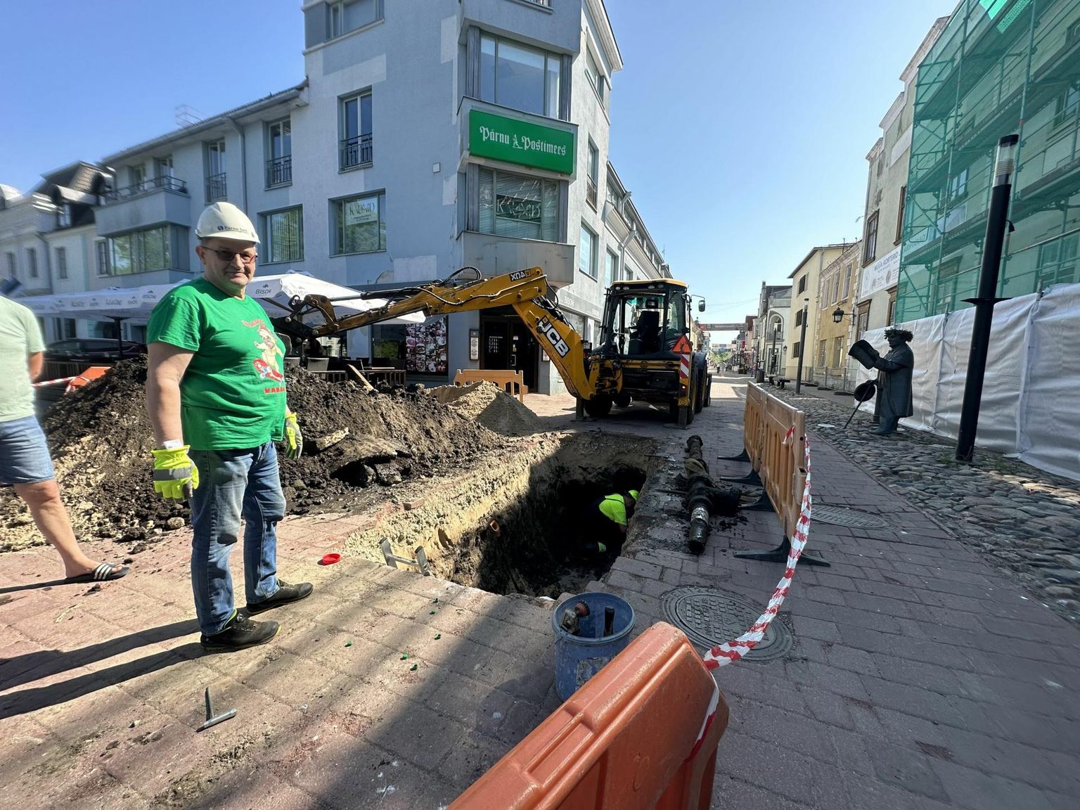 Eelmisel kolmapäeval kaevati Rüütli tänavale suurem auk, et enne taastusremonti eemaldada tänava alt vana kaev.