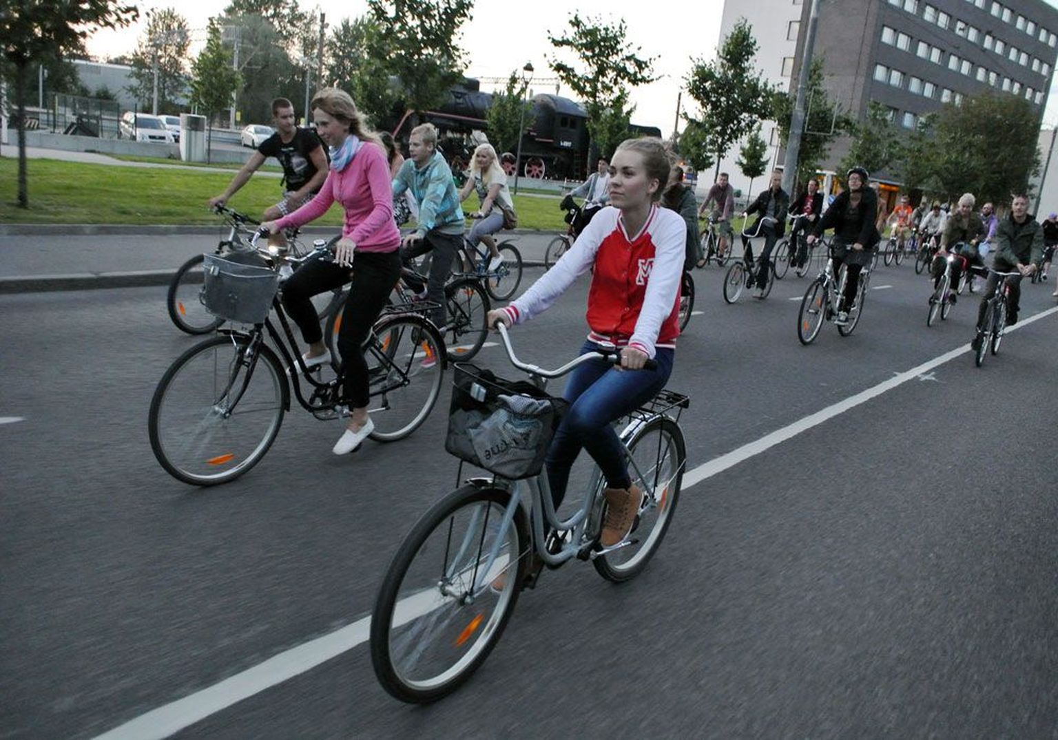Uljaspead või hoolimatud? Kiivrita rattasõitjad Tour de Ööl Tallinnas kaks aastat tagasi.