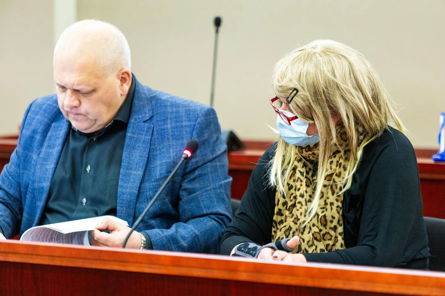 Моника Антон, хозяйка собак, жестоко напавших на соседку, появилась в зале суда в парике и защитной маске. По словам ее адвоката Андреса Вески, обвинение не обосновано.