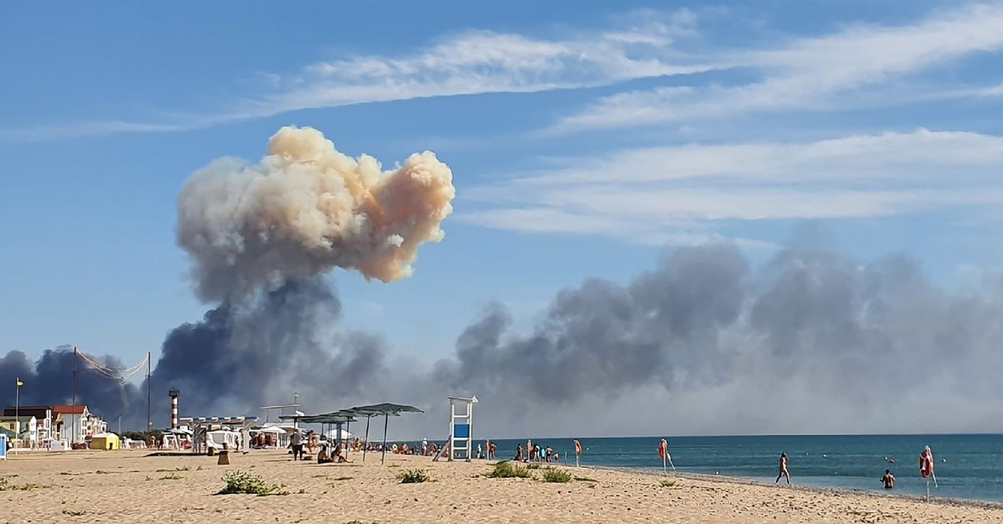 Sakõ rannast on näha tõusvat suitsu pärast seda, kui Krimmis Novofedorivka lähedal asuva Vene sõjaväe lennubaasi suunast olid kuulda plahvatusi