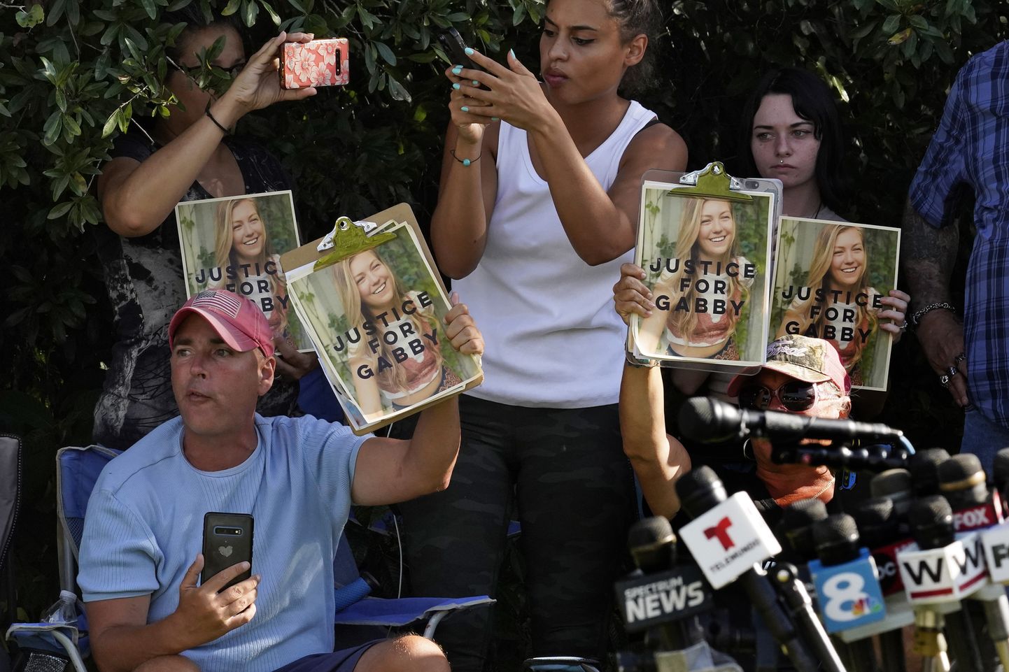 Gabby Petito tapmise osas õigust nõudvad inimese naise piltidega eile politsei pressikonverentsi ajal, kus teatati Brian Laundrie arvatavete säilmete leidmisest.