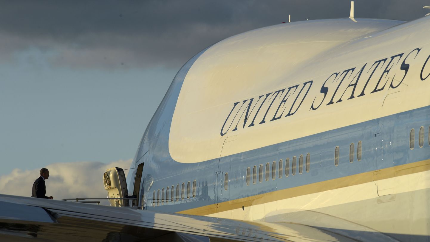USA president Barack Obama astumas Air Force One'i pardale.