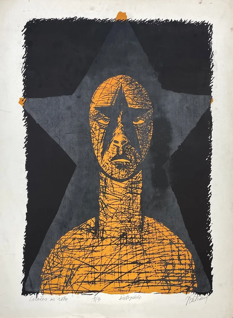 Juris Putrāms (1956). ‘’Cilvēks ar rētu’’, 1988., sietspiede, ļoti rets, oranžas krāsas eksemplārs, tirāža 1/3, 90 x 61 cm

Sākuma cena: 350 €.

Padomju Savienības vide un ideoloģija spēja īpaši apzīmogot cilvēku. Lakoniskā Jura Putrāma sietspiede ir spēcīgs atgādinājums par totalitārisma ietekmi uz personību. Rietumos tika lietots pat sarkastisks apzīmējums "Homo Sovieticus". Tas kļūst populārs pēc krievu rakstnieka Aleksandra Zinovjeva tāda paša nosaukuma grāmatas, kas savu pirmizdevumu piedzīvo ar nelegālās drukas metodēm - "samizdat". "...Latvijas laikmetīgās mākslas vidē Juris Putrāms ir pazīstams kā "robežpārkāpējs", kā mākslinieks, kurš, meklējot saviem vēstījumiem atbilstošus izteiksmes līdzekļus, jau 80. vidu ir pievērsies latviešu mākslai netradicionāliem medijiem. Mākslinieks ir gan veidojis instalācijas un objektus, gan darinājis lielformāta gleznas uz metāla, gan arī strādājis ar foto un video. "... 1988. gadā Riemumberlīnes kuratore Barbara Štrāka uzaicina arī Juri Putrāmu piedalīties pirmajā latviešu laikmetīgās mākslas manifestācijā ārzemēs - izstādē "Rīga - latviešu avangards" Helēna Demakova, izdev. Juris Putrāms. izdevn. "Jāņa sēta" un Sorosa centrs.