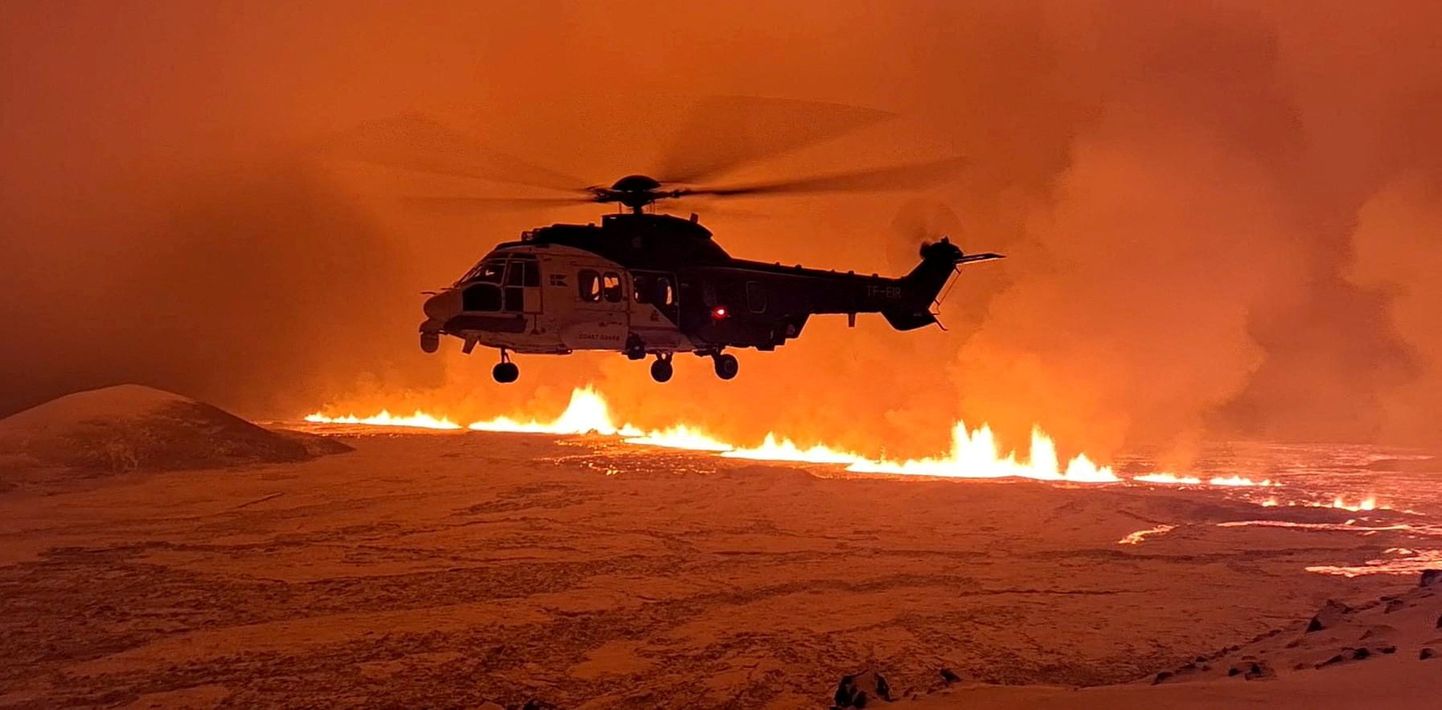 Helikopter Islandi Grindaviki vulkaani lähedal.