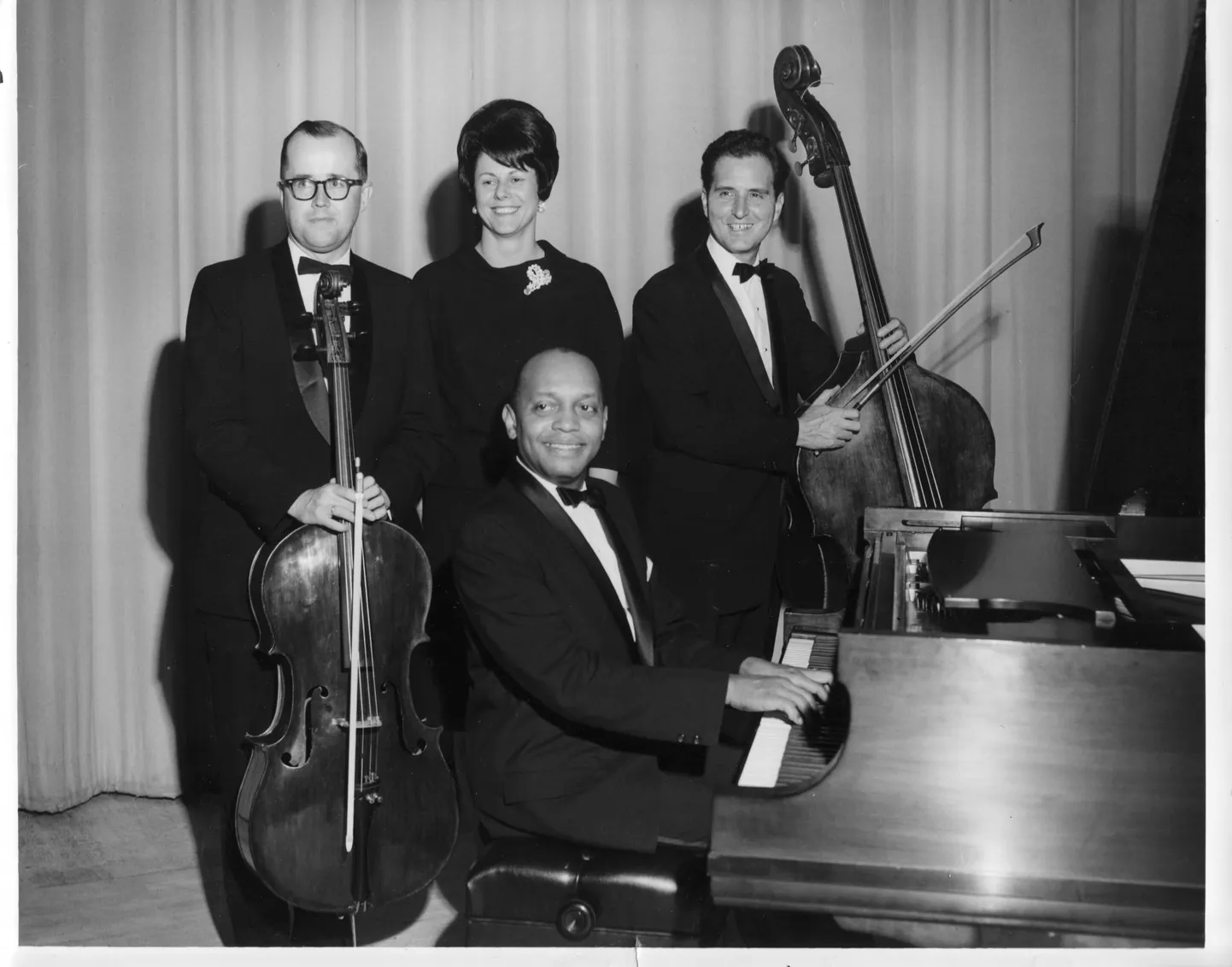 Don Shirley Trios mängisid tšellist Jüri Täht (vasakul), kontrabassimängija Ken Fricker ja pianist Don Shirley. Pildil on koos nendega keegi kontserdikorraldajanna.