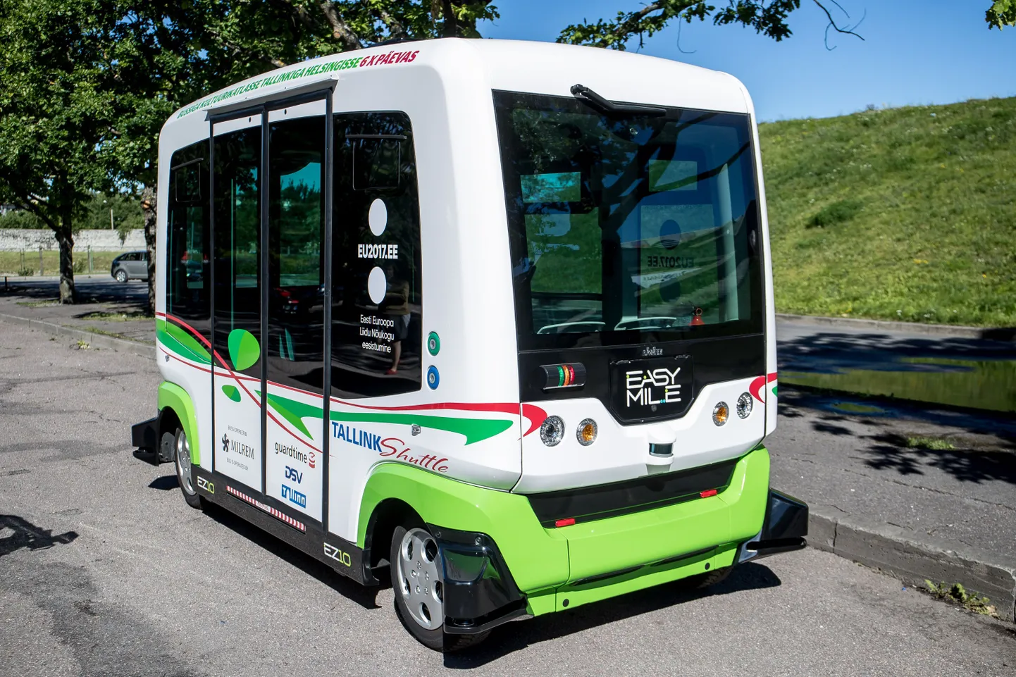 Isejuhitavas bussis on kuus istekohta ja see on mõeldud kuni 12 inimese veoks.