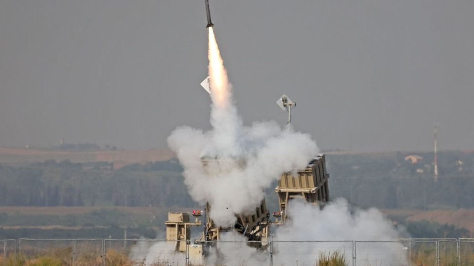 С пятницы из сектора Газа по Израилю было запущено около 400 ракет, но большинство из них были перехвачены системами ПВО