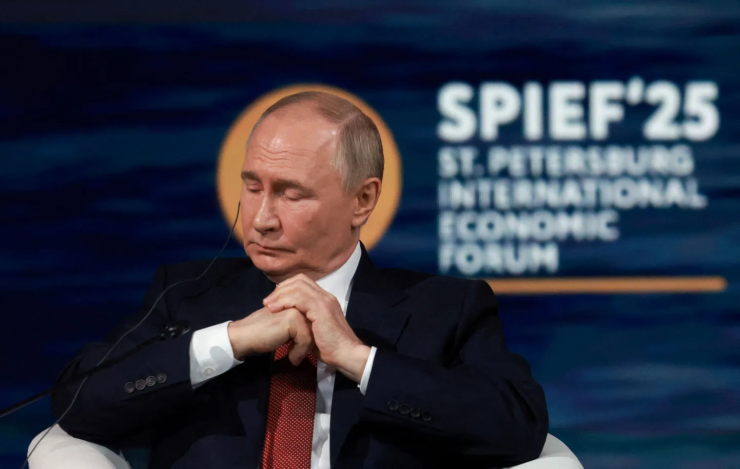 Krievijas diktators Vladimirs Putins piedalās Sanktpēterburgas Starptautiskā ekonomikas foruma plenārsēdē Sanktpēterburgā, Krievijā, 2025. gada 20. jūnijā.