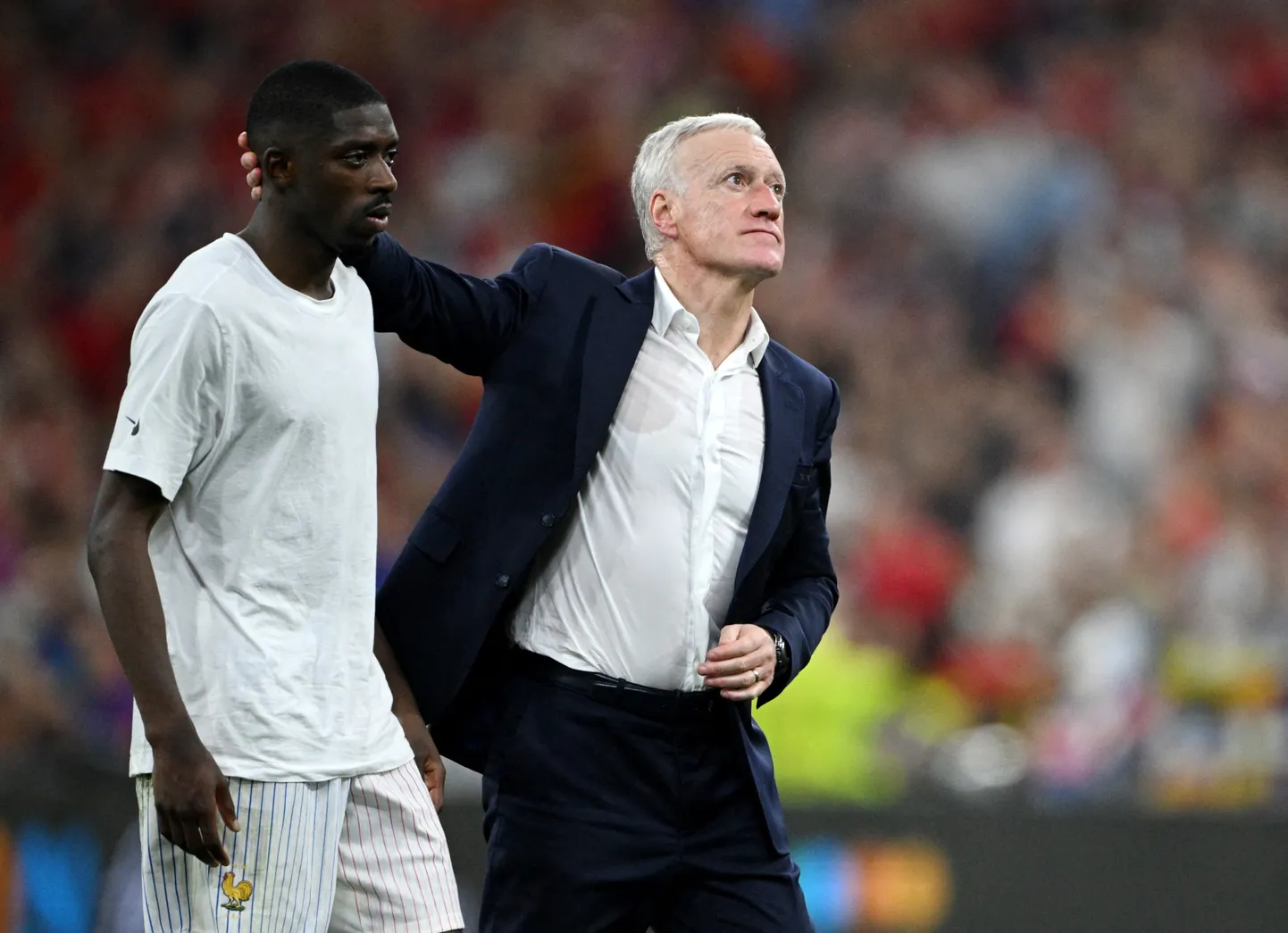 Didier Deschamps (paremal) lohutamas Ousmane Dembeled.