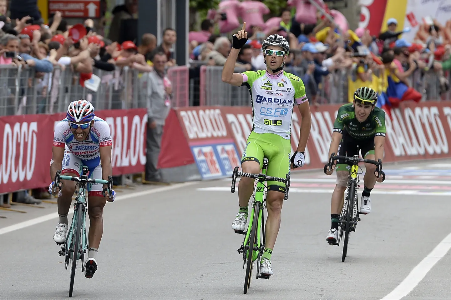 Marco Canola (keskel) võitis Giro d'Italia etapi.