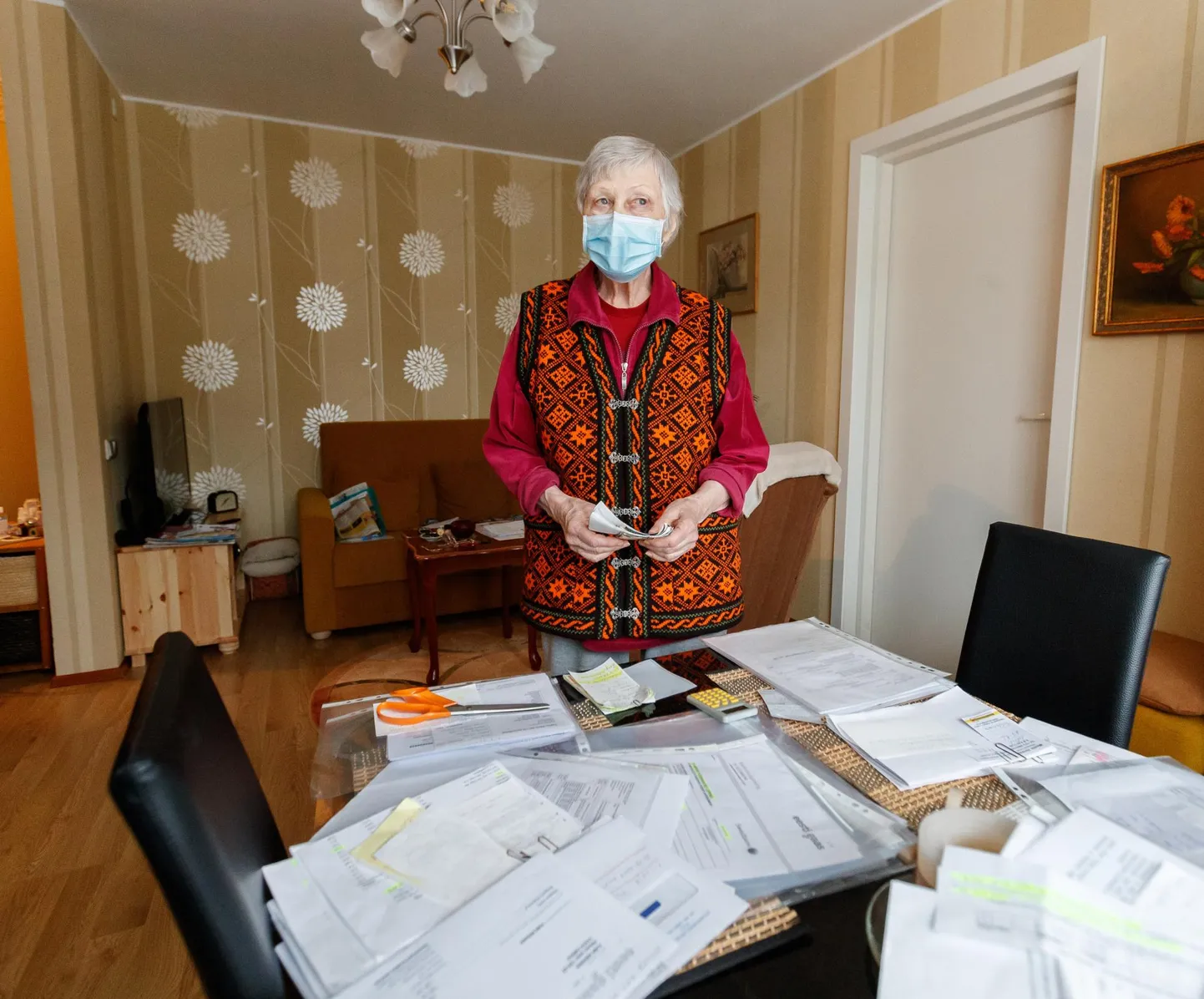 Pensionär Ilmel on põrandale käepärastest vahenditest ehitatud tuuletõke, et tal pidevalt külm ei oleks. Veel hoiab ta alati vannitoa ust lahti, sest seal on põrandaküte.