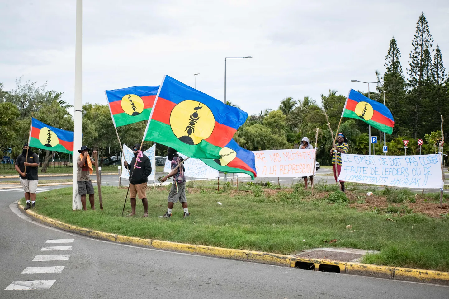 Uus-Kaledoonia iseseisvuslaste poolehoidjad lippudega. Foto on illustratiivne.