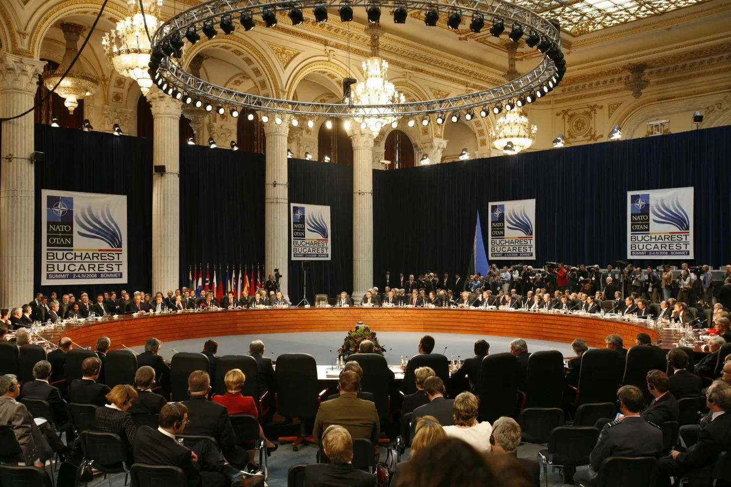 NATO välisministrid naasevad sel nädalal Bukaresti parlamendipaleesse, kus 2008. aasta 3.-4. aprillil peeti maha siiani meenutamist leidev tippkohtumine.