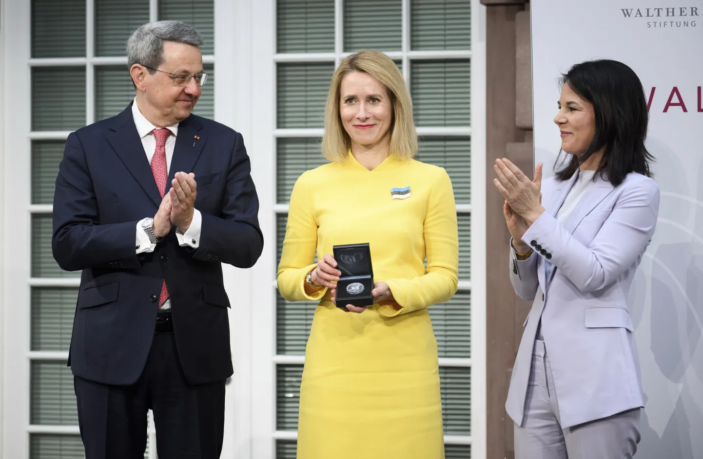 Kaja Kallas võttis täna Berliinis vastu auhinna, mille andsid üle Walther Rathenau Instituudi esimees Hartmuth A. Jung (vasakul) ja Saksamaa välisminister Annalena Baerbock (paremal).