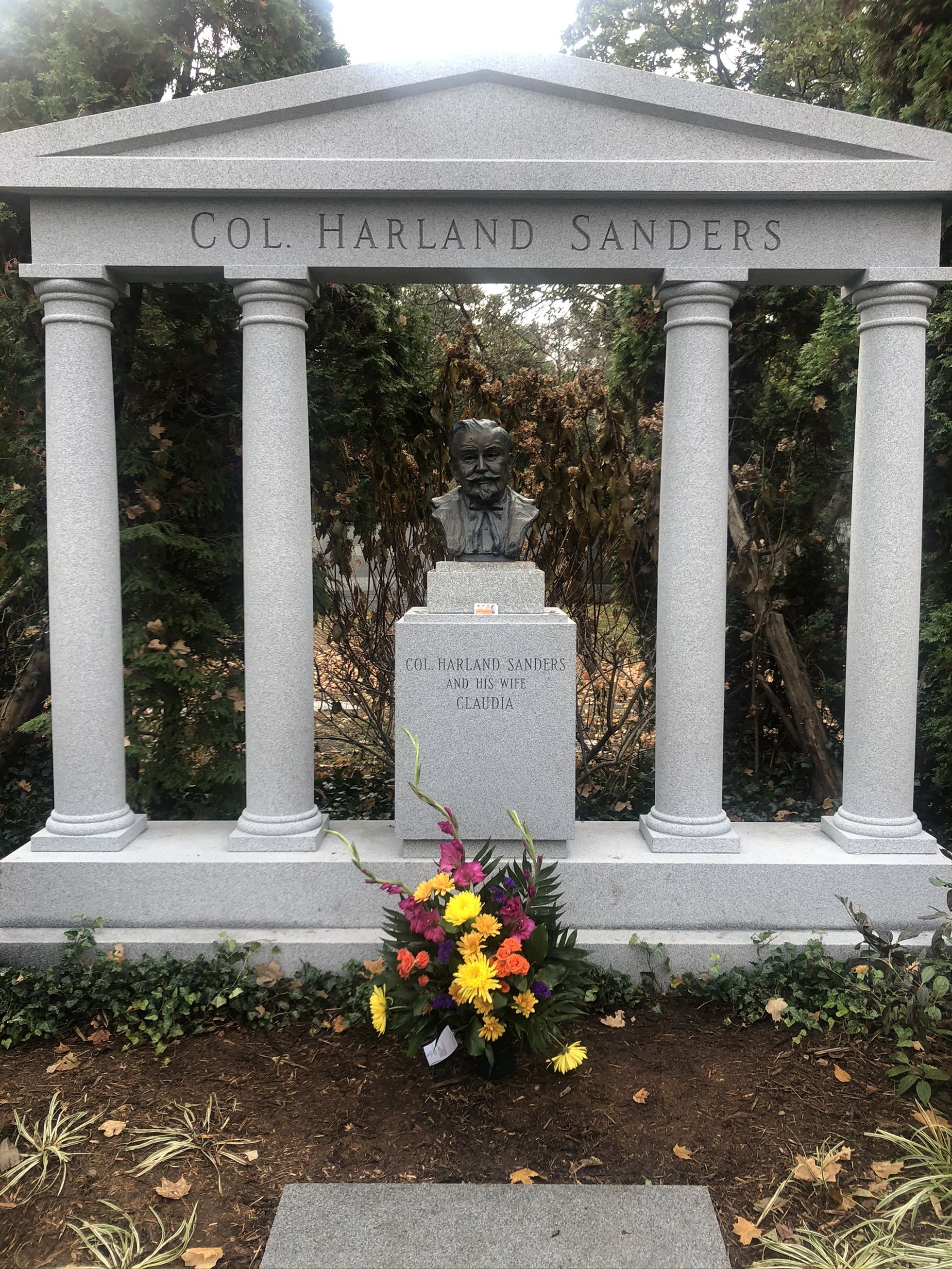 Kolonel Sandersi haud Kentucky surnuaias. Tema hauale on jäetud värsked lilled ning pakk KFC kastet.