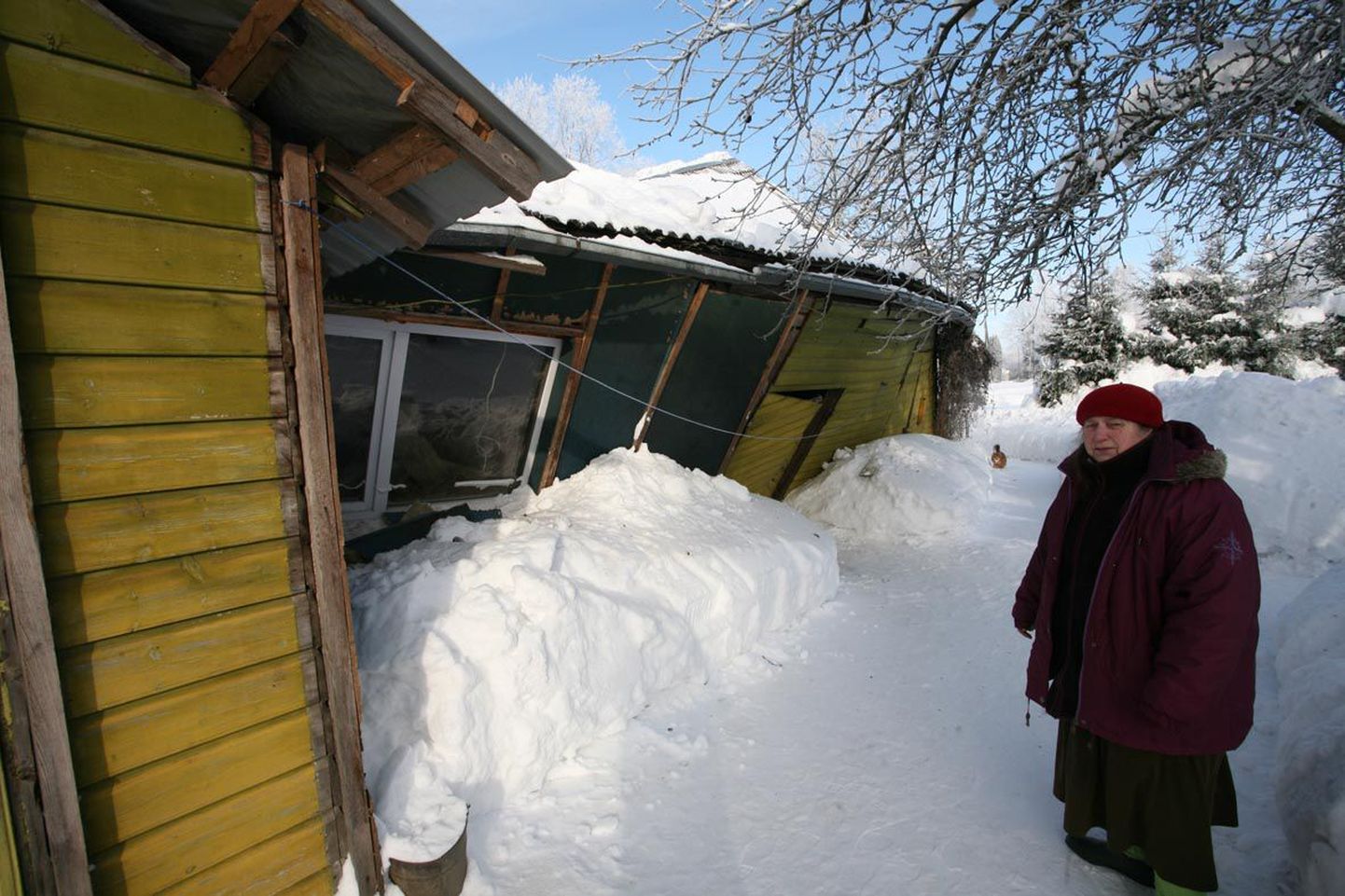 Türilane Mae Rannastik jäi katuse puhtaks rookimisega hiljaks ning lumi sai sellest jagu.