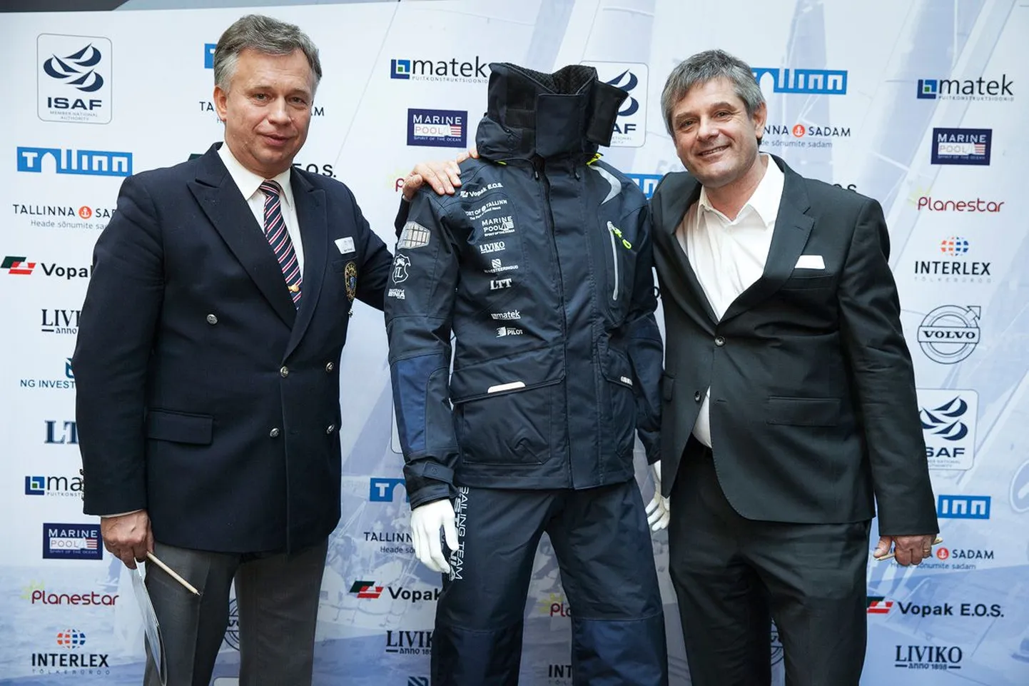 Eesti Jahtklubide Liidu president Egon Elstein (vasakul) ja Marinepool Sportartikel omanik Gerhard Eberle (paremal) tutvustasid Eesti purjetamiskoondise uut tormiülikonda