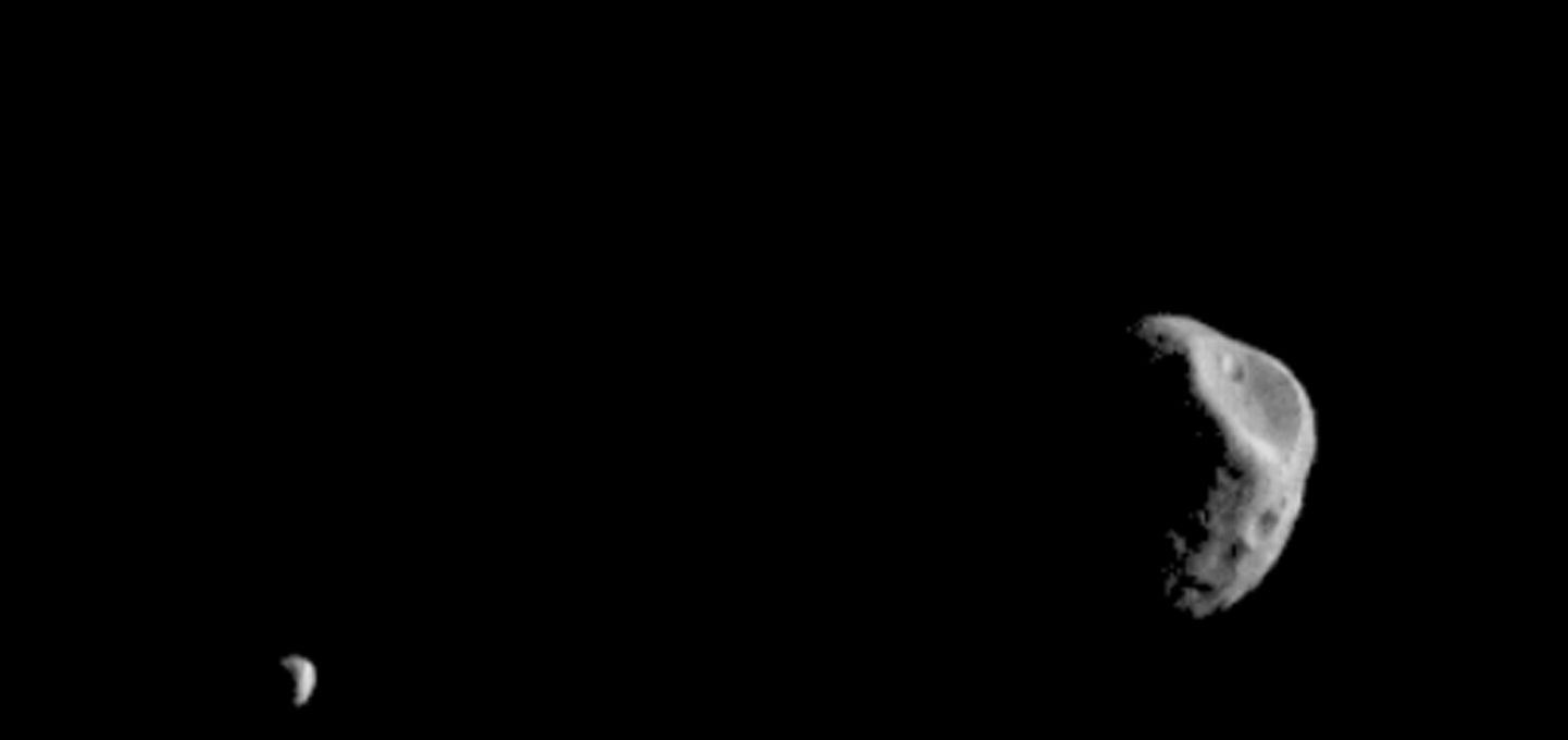 Nasa Mars Odyssey orbitaaljaama pildil on näha Marsi kuud Phobos (eespool) ja Deimos (tagapool).