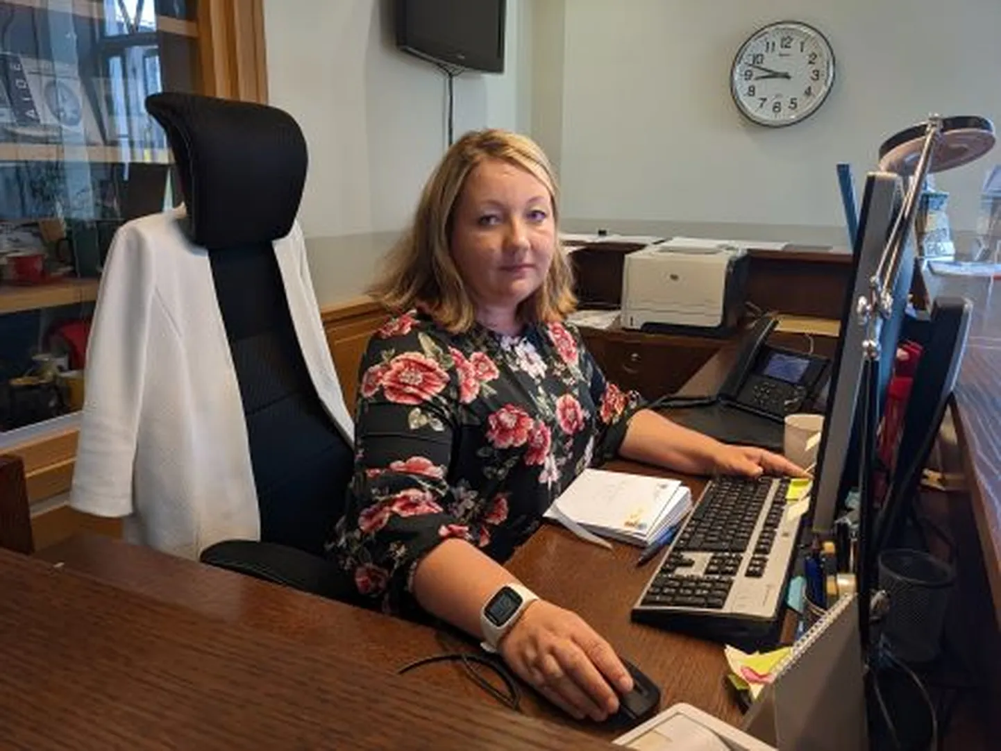 Silja Ivanov tervitab neid, kes astuvad sisse Paide raekotta.
