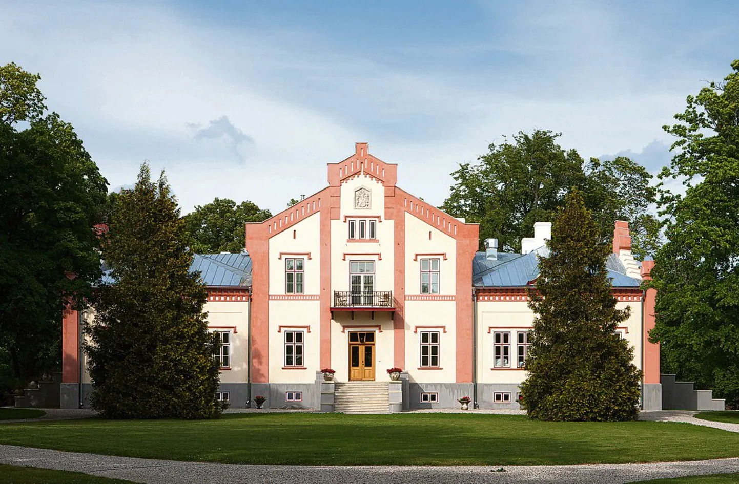 Omanäoline härrastemaja: 1885. aastal valminud hoones tegutseb nüüd viietärnihotell.