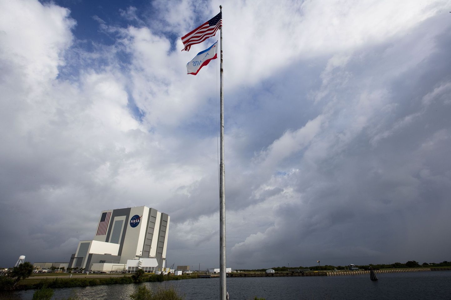Sünged pilved NASA hoone kohal Kennedy-nimelises kosmosekeskuses.