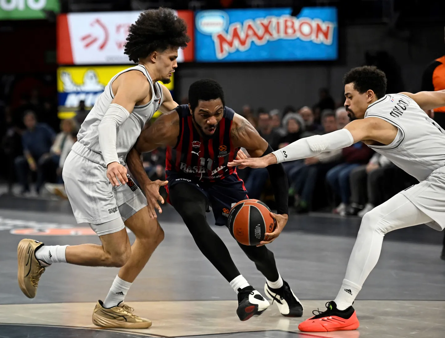 Baskonia neljapäevane sangar Trent Forrest (palliga).