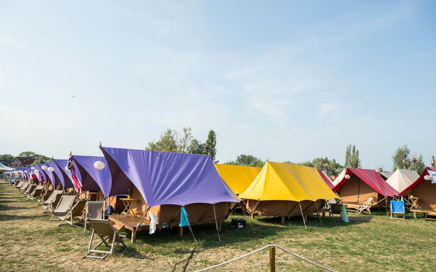 Glämping on levinud kõikjal maailmas. Äsja Belgias Boomis toimunud muusikafestivalil Tomorrowland oli külastajatele püstitatud eraldi suur glämpingulaager.
