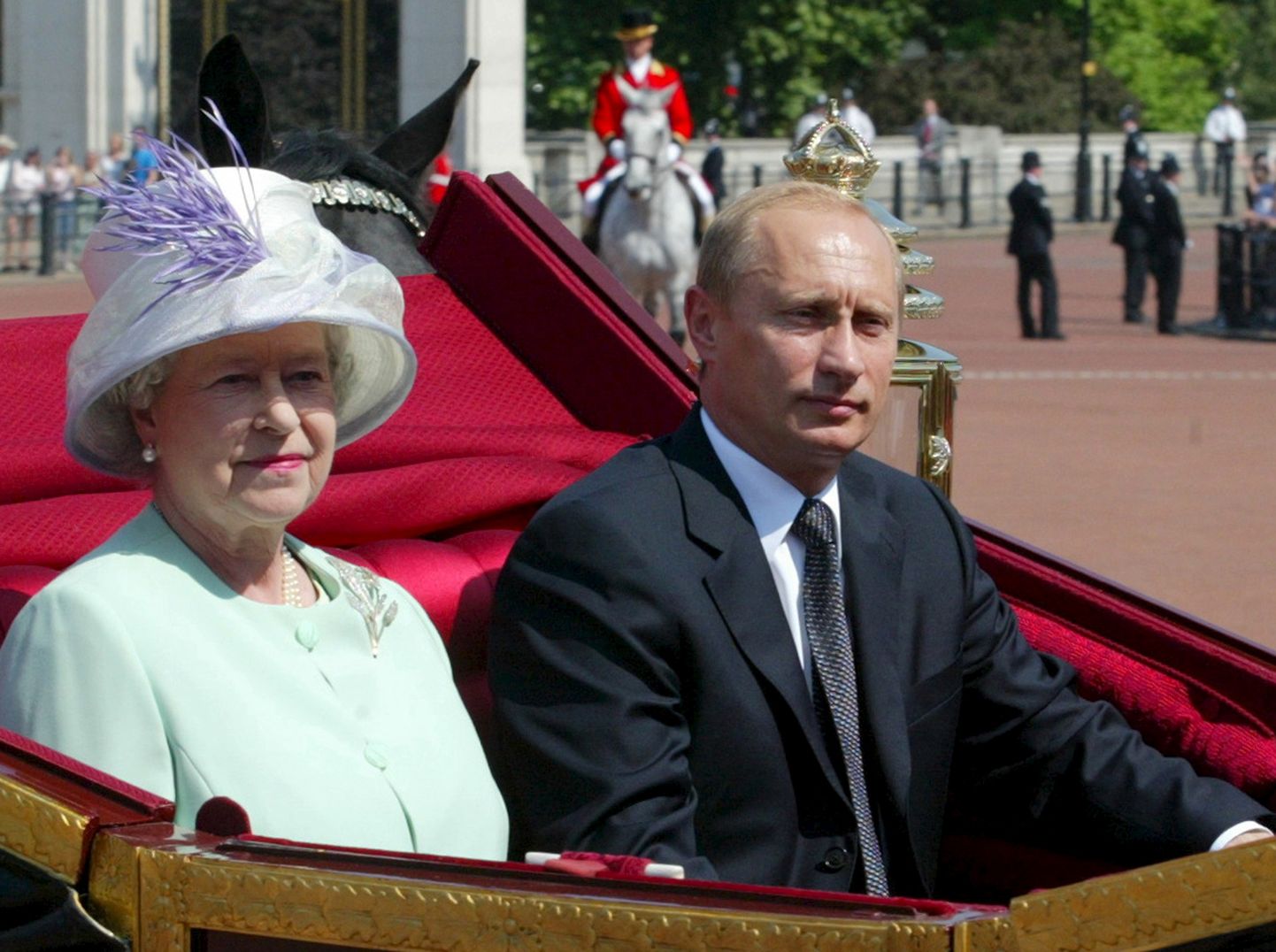 Briti kuninganna Elizabeth II ja Venemaa president Vladimir Putin sõitmas 24. juunil 2003 Londonis tõllas. Putin oli siis visiidil Suurbritannias