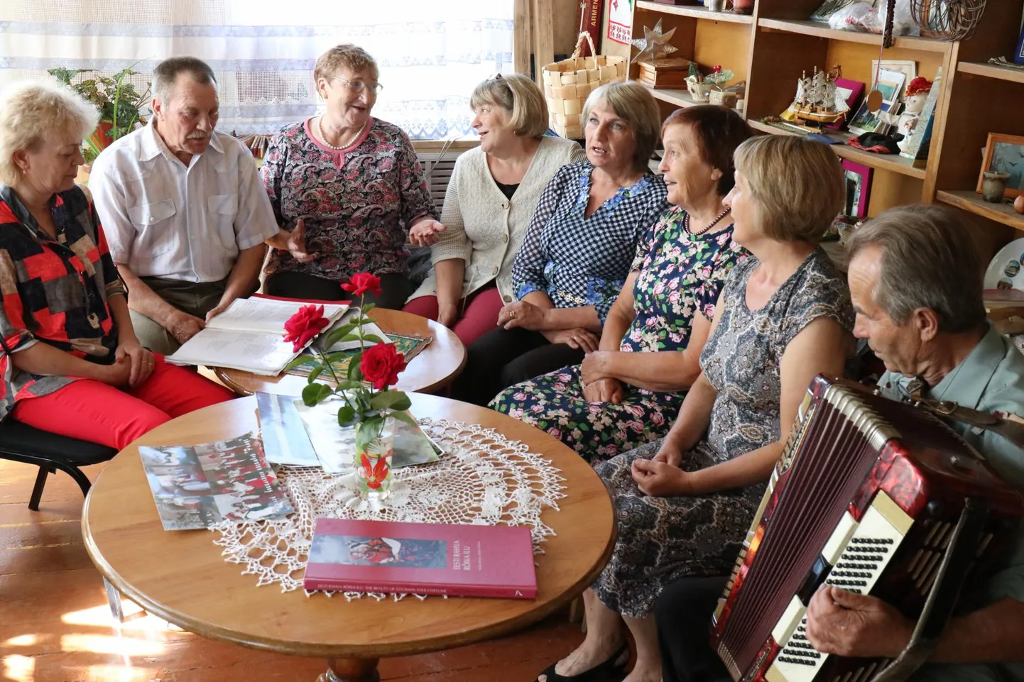 Ansambel Rõõmuse minikontsert Postimehele Tara linna Sõpruse majas. Paremalt alates Vladimir Olšanski (venelasest akordionimängija), Klara Vuks, Klara Tuvike, Juganna Vuks, Vera Sokk, Vilma Udras, Nikolai Ellisaar ning Eestist külla sõitnud Nadežda Ellisaar.