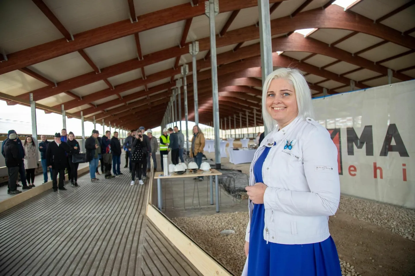 Kõo põllumajandusettevõtete juht Maarika Susi 2022. aasta mais, kui samal sügisel valmis saanud Eesti suurim täislahendusega laudakompleks sai nurgakivi.

 