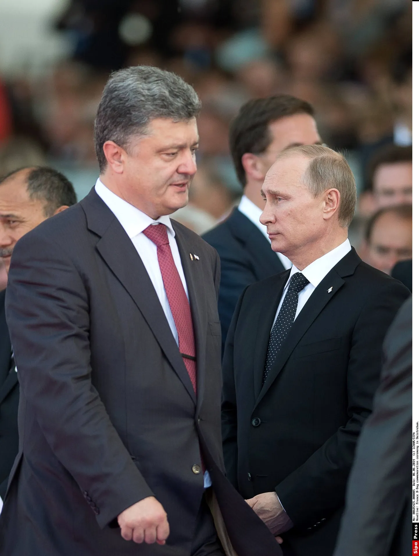 Ukraina president Petro Porošenko 
(vasakul) ja Venemaa liider Vladimir Putin 6. juunil Normandia dessandi aastapäevaga seotud üritusel.