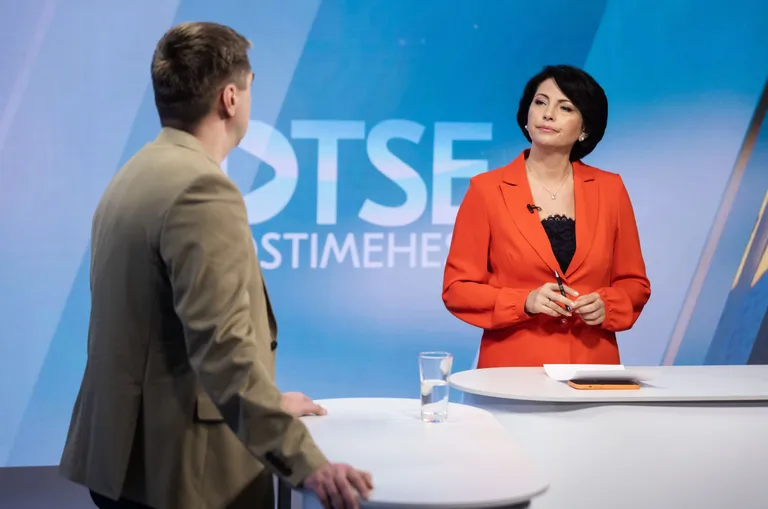 Студия Postimees: объемы помощи жертвам кризисов заметно вырастут? Одежда ведущей: Tallinna Kaubamaja / Gerry Weber