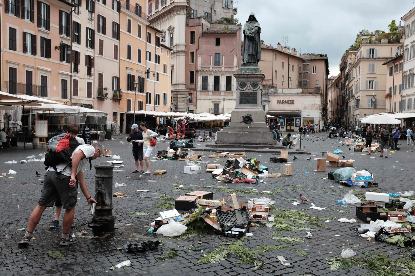 Prügiga kaetud Campo Dei Fiori Roomas.