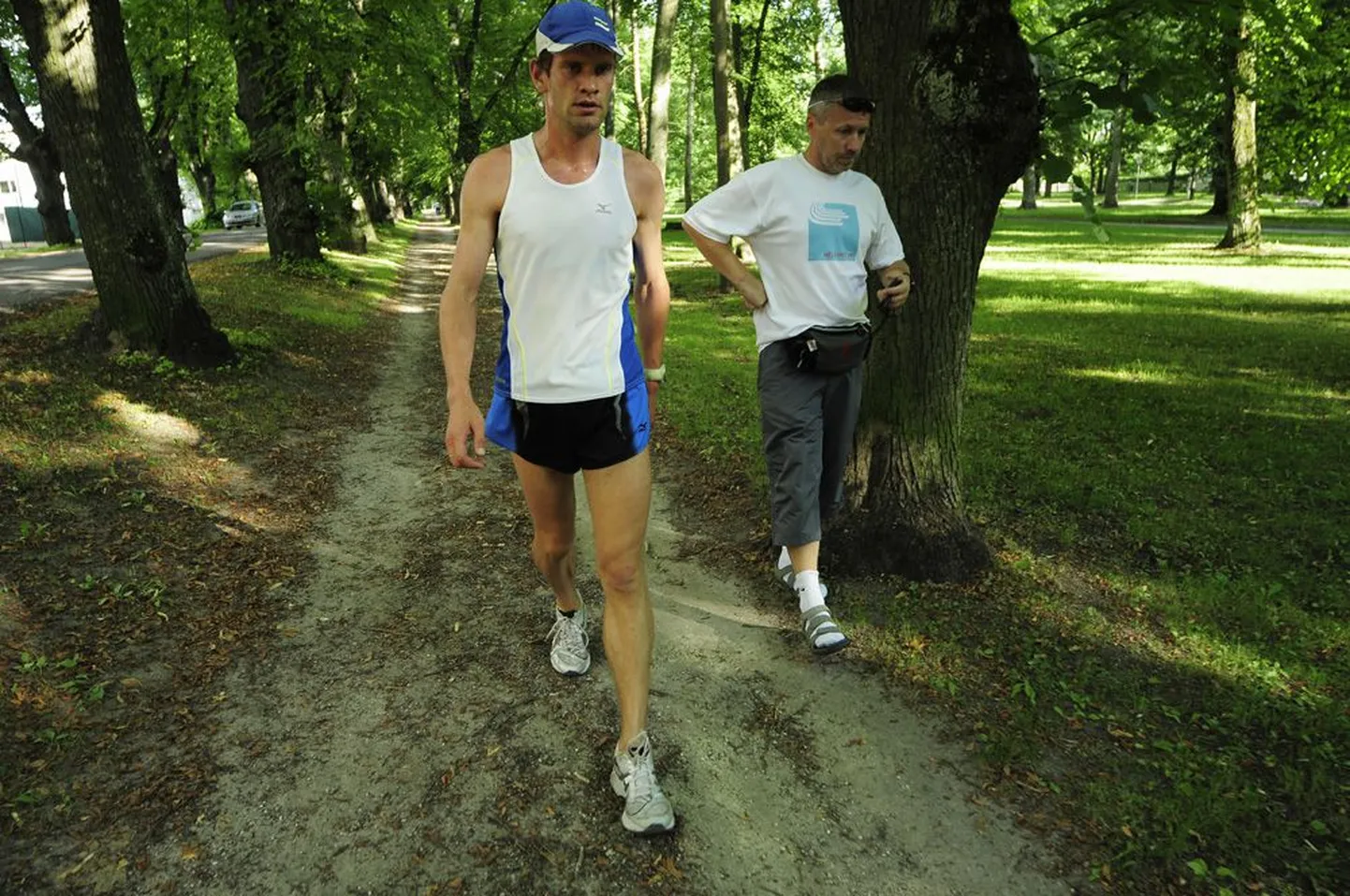 Eesti parim pikamaajooksja Tiidrek Nurme ja tema treener Harry Lemberg (paremal).