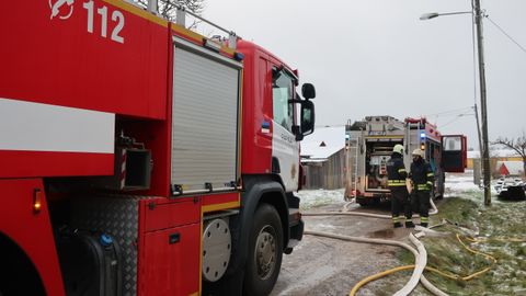 В Нарве в многоквартирном доме произошел пожар: погиб один человек
